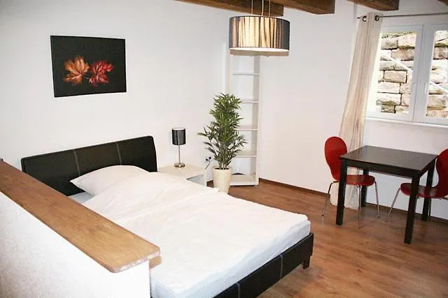 헤르만스 노이에 포스트 아파트 *